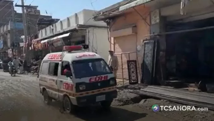 El derrumbe del techo de una escuela en Pakistán dejó al menos 34 niños y una maestra fallecidos este jueves.
