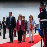 Presidenta de Costa Rica, Laura Fernández, llega a El Salvador