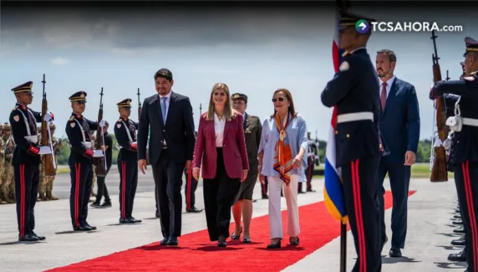Presidenta de Costa Rica, Laura Fernández, llega a El Salvador