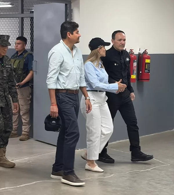 Presidenta de Costa Rica recorre el CECOT