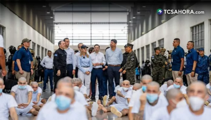 Presidenta de Costa Rica recorre el CECOT