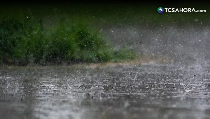 El Ministerio de Medio Ambiente informó que las lluvias seguirán durante la noche de este viernes y se extenderán durante el fin de semana