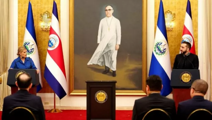 El presidente Bukele destacó los esfuerzos de Costa Rica para combatir la delincuencia, tomando como referencia el modelo salvadoreño.
