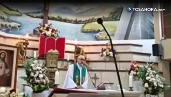 El sacerdote oficiaba la eucaristía en Guayaquil cuando la estructura cayó sobre él. El accidente quedó registrado en una transmisión en vivo.