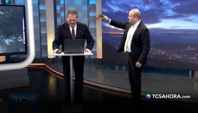Tras someterse a una segunda cirugía, Moisés Urbina regresó a TCS Noticias y contó lo que vivió. Pero en ese momento le hicieron una peculiar limpia, en vivo.