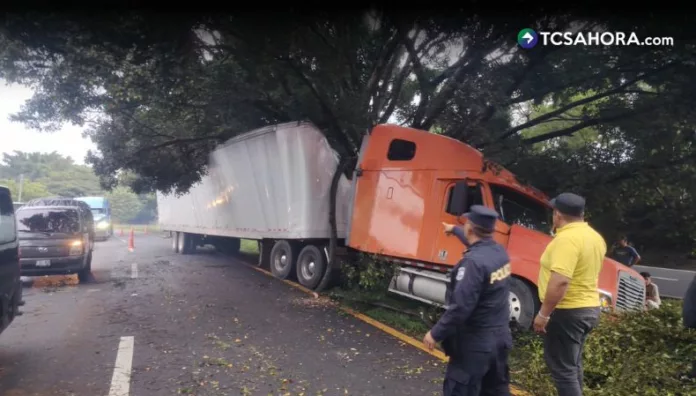 Accidentes complican tránsito en carretera Panamericana