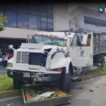 En Desarrollo | Camión de carga derriba postes en bulevar Los Próceres