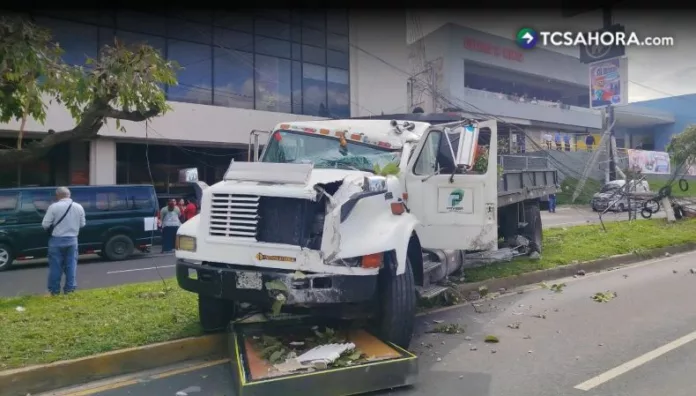 Camión de carga derriba postes en bulevar Los Próceres
