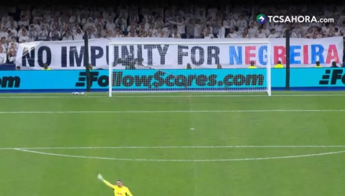 Durante el segundo tiempo ante el Leipzig, aficionados del Real Madrid, exhibieron una nueva pancarta por el 