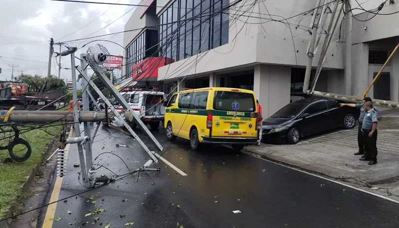 Camión de carga derriba postes en bulevar Los Próceres