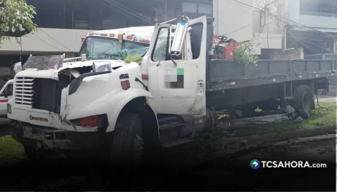 Un camión que transportaba arena derribó postes en el bulevar Los Próceres. Seis personas resultaron lesionadas y la PNC capturó al conductor.