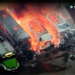 Incendio consume cuatro buses en Santa Ana