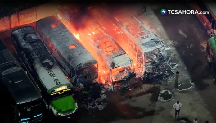 Incendio consume cuatro buses en Santa Ana