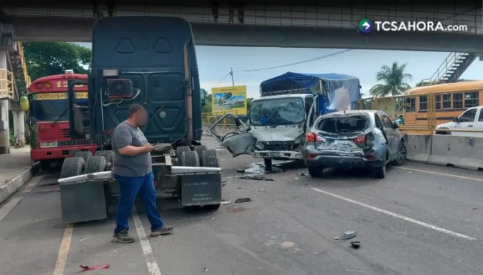 Siniestro múltiple con transporte pesado en carretera a Zacatecoluca