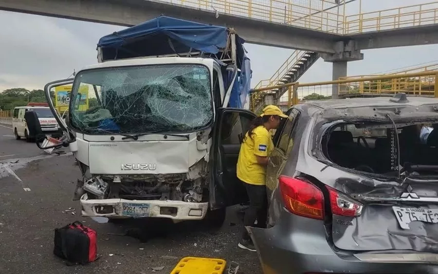 Siniestro múltiple con transporte pesado en carretera a Zacatecoluca