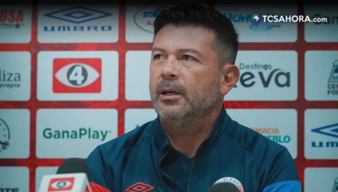 Adrián Sánchez acusa al reporte arbitral de contener falsedades, tras su polémica expulsión en el compromiso ante Platense.