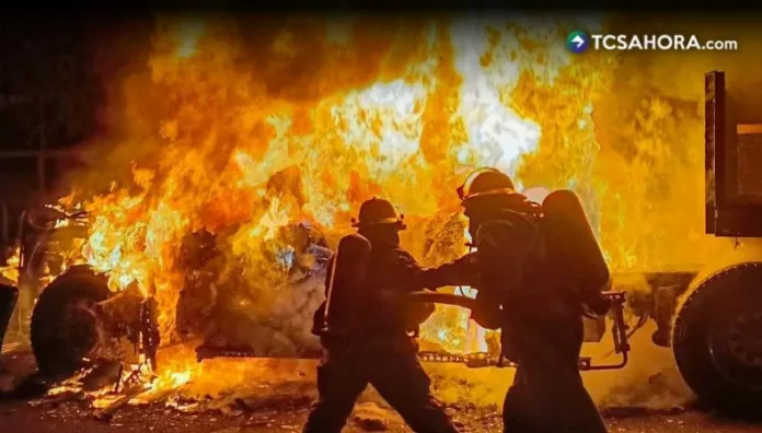 Incendio consume rastra en carretera a Sonsonate
