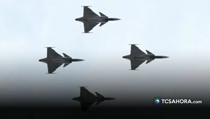 Dos aviones militares chocaron durante un entrenamiento a baja altura y cayeron en una base aérea al sur de Manila. La Fuerza Aérea investiga lo ocurrido.