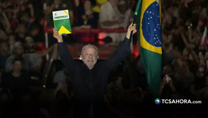 Lula da Silva venció al senador Flávio Bolsonaro con el 51.77 % de los votos en la segunda vuelta electoral de este domingo.