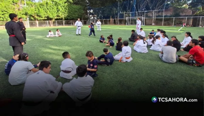 En San Juan Opico, niños y jóvenes practican karate para desarrollar disciplina, respeto y autocontrol, valores que también aplican en el hogar y la escuela.