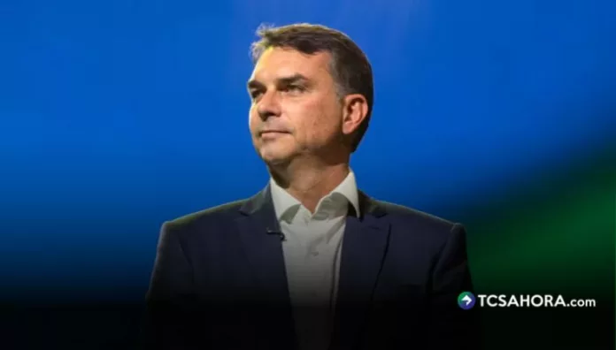 El excandidato presidencial Flávio Bolsonaro salió de su país junto a su familia un día después de que se le ordenara entregar sus pasaportes.