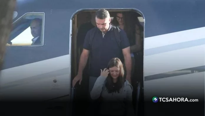 Flávio Bolsonaro llegó a Miami con su esposa y sus dos hijas tras pasar por Argentina y hacer escala en Ecuador.