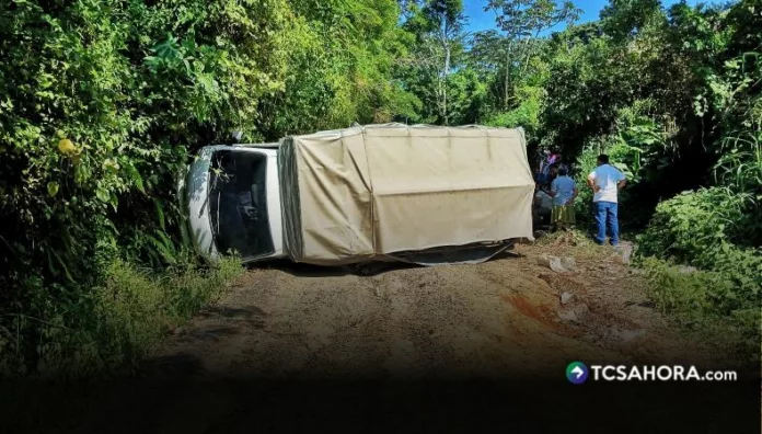 Nueve personas, entre ellas cuatro estudiantes, resultaron lesionadas después de que un camión volcara en el cantón El Cedro, distrito de Panchimalco del municipio de San Salvador Sur.