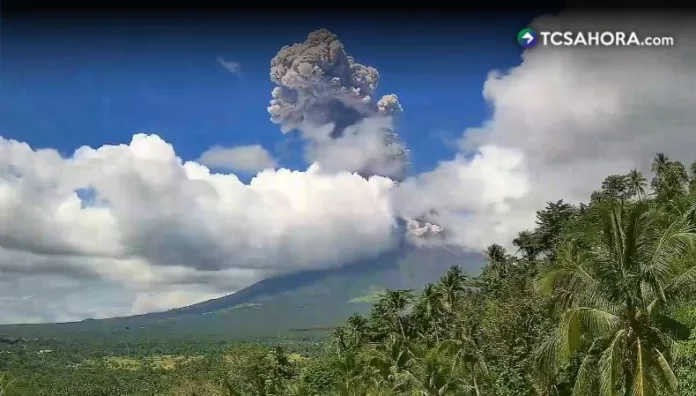 Elevan nivel de alerta por volcán Mayon en Filipinas