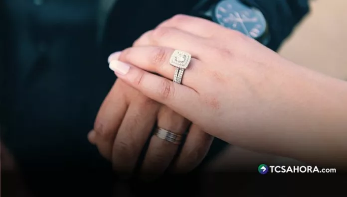En El Salvador, las mujeres pueden conservar sus apellidos, agregar el de su esposo o utilizarlo acompañado de la partícula 